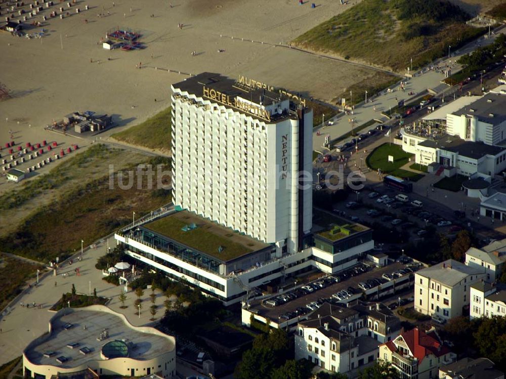 Rostock - Warnemünde von oben - Blick auf das Hotel NEPTUN am Strand von Warnemünde