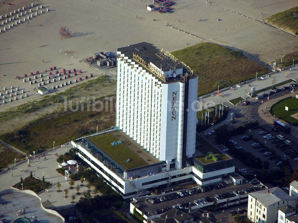 Rostock - Warnemünde aus der Vogelperspektive: Blick auf das Hotel NEPTUN am Strand von Warnemünde