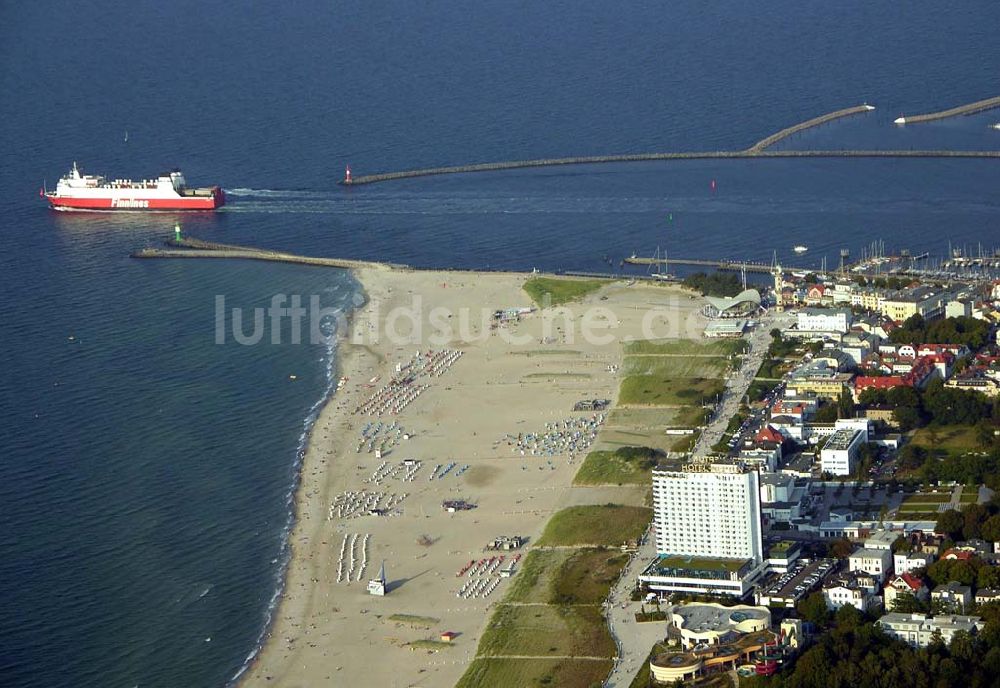 Rostock - Warnemünde von oben - Blick auf das Hotel NEPTUN am Strand von Warnemünde