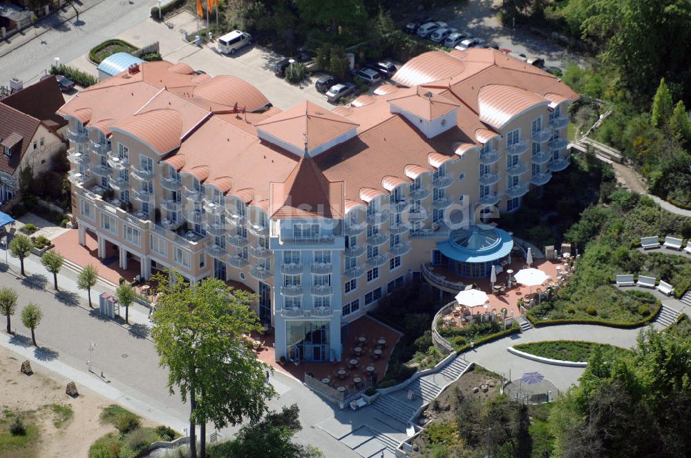 Ostseebad Sellin aus der Vogelperspektive: Blick auf das Hotel Travel Charme Kurhaus Sellin auf Rügen