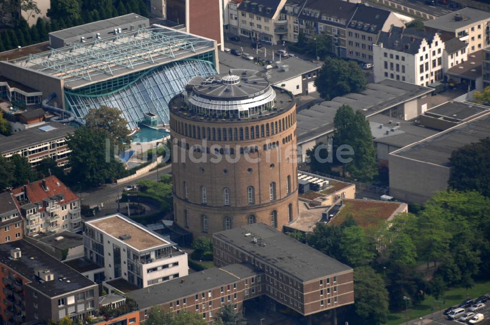 KÖLN aus der Vogelperspektive: Blick auf das Hotel im Wassserturm, dem ehemals größten Wasserturm Europas in Köln.