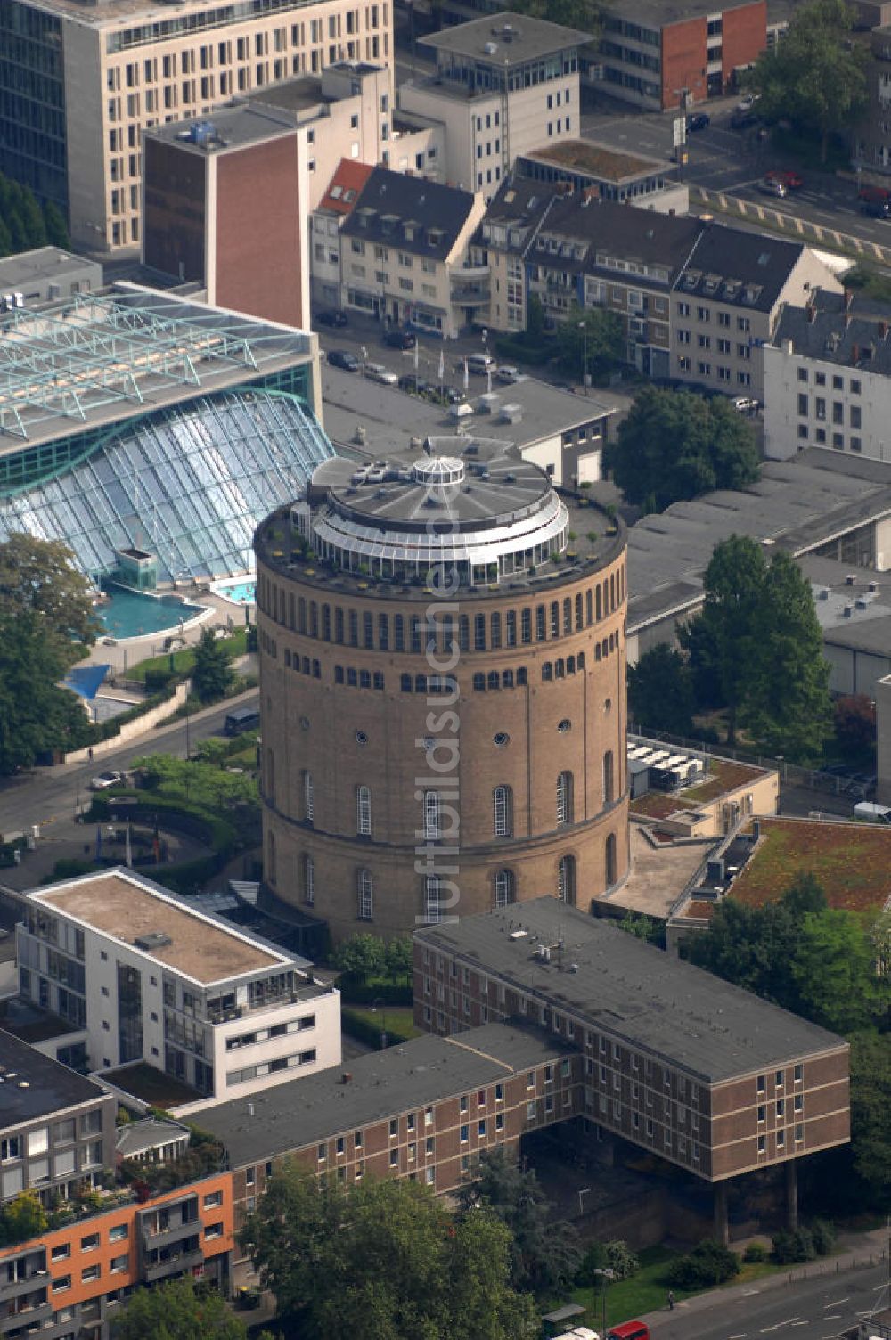 Luftaufnahme KÖLN - Blick auf das Hotel im Wassserturm, dem ehemals größten Wasserturm Europas in Köln.