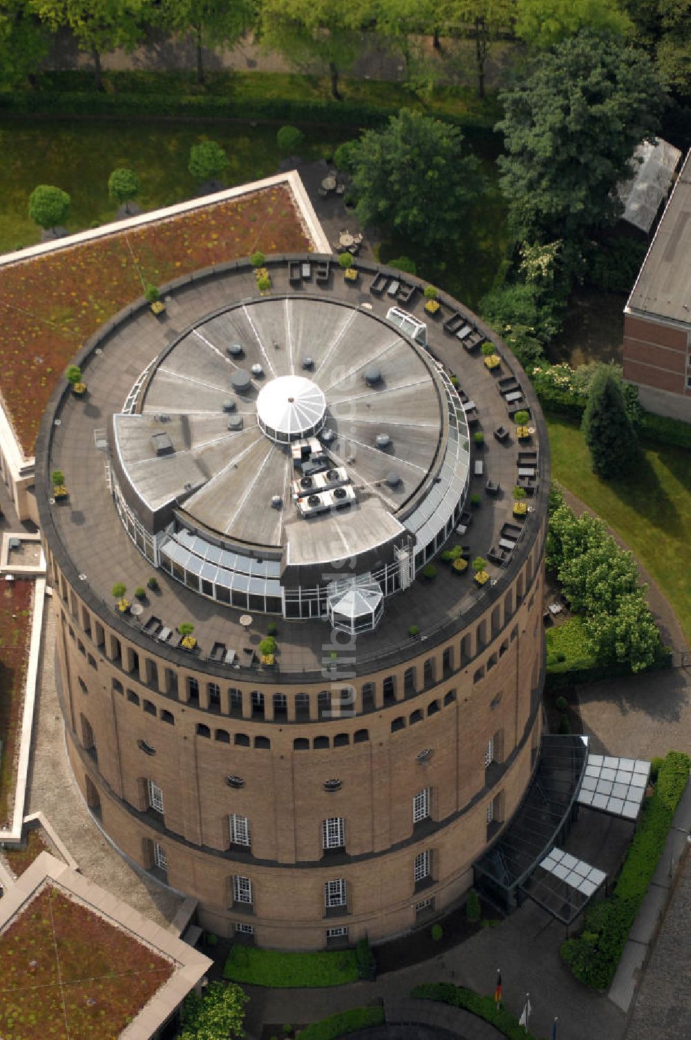 KÖLN aus der Vogelperspektive: Blick auf das Hotel im Wassserturm, dem ehemals größten Wasserturm Europas in Köln.