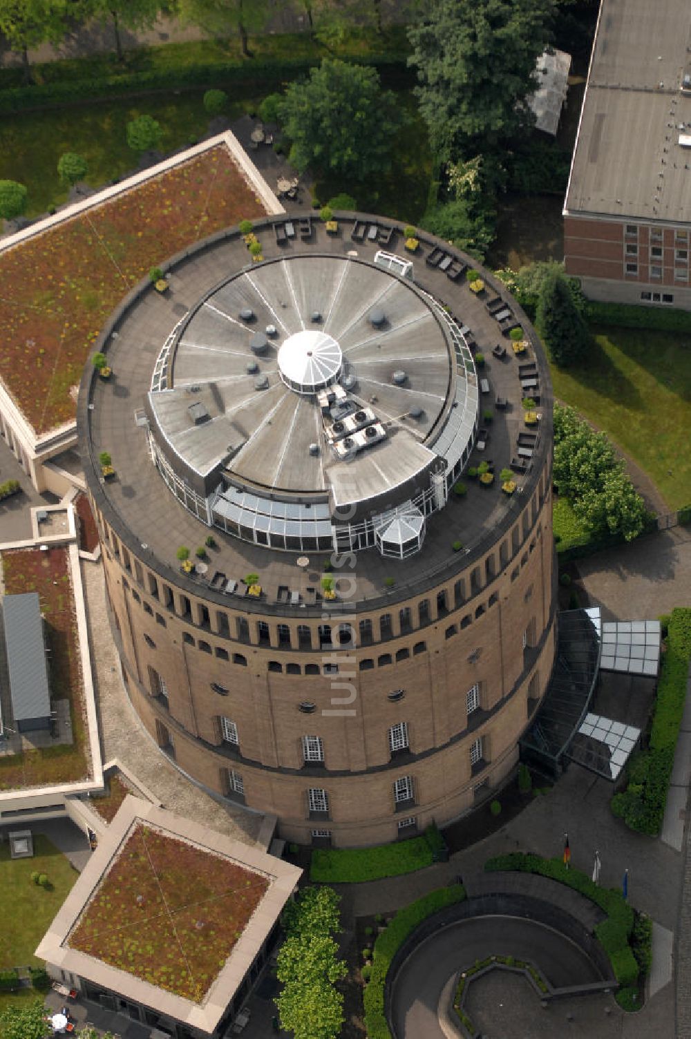 Luftbild KÖLN - Blick auf das Hotel im Wassserturm, dem ehemals größten Wasserturm Europas in Köln.