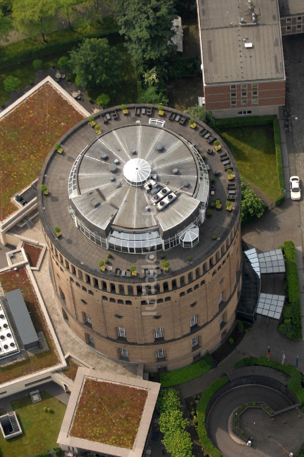 Luftaufnahme KÖLN - Blick auf das Hotel im Wassserturm, dem ehemals größten Wasserturm Europas in Köln.