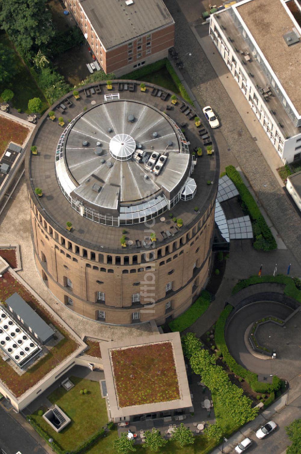 KÖLN aus der Vogelperspektive: Blick auf das Hotel im Wassserturm, dem ehemals größten Wasserturm Europas in Köln.