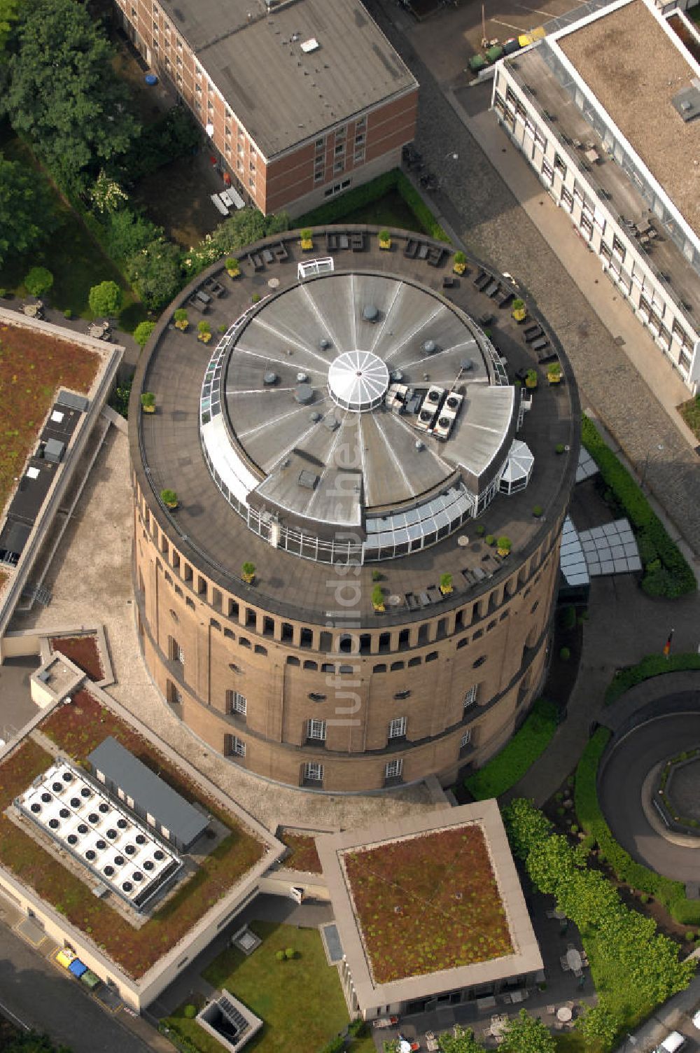 Luftbild KÖLN - Blick auf das Hotel im Wassserturm, dem ehemals größten Wasserturm Europas in Köln.