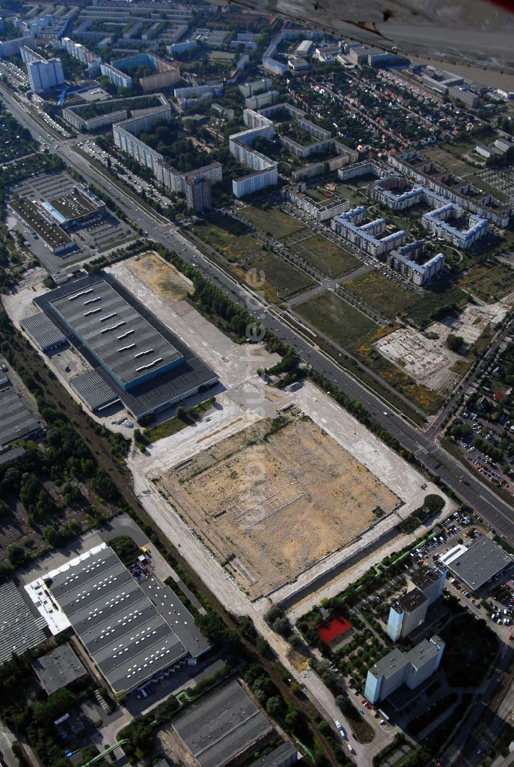 Luftbild Berlin-Hohenschönhausen - Blick auf die IKEA-Baufläche an der Landsberger Allee in Berlin Hohenschönhausen.