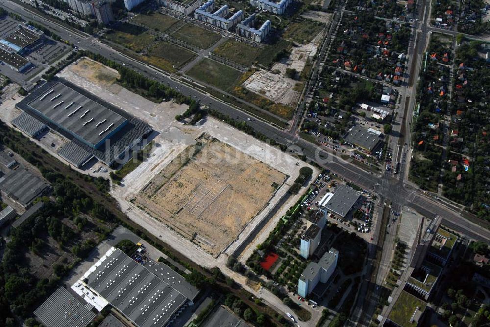 Luftaufnahme Berlin-Hohenschönhausen - Blick auf die IKEA-Baufläche an der Landsberger Allee in Berlin Hohenschönhausen.