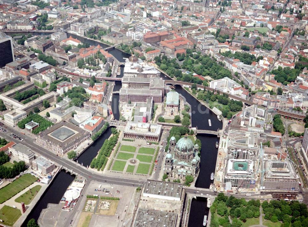 Berlin von oben - Blick auf den Innenstadtbereich von Berlin - Mitte mit der Berliner Museumsinsel an der Spree.