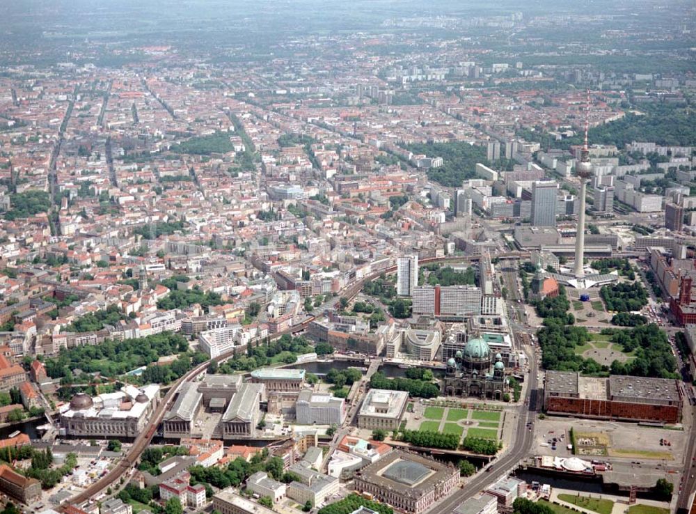 Berlin aus der Vogelperspektive: Blick auf den Innenstadtbereich von Berlin - Mitte mit der Berliner Museumsinsel an der Spree.