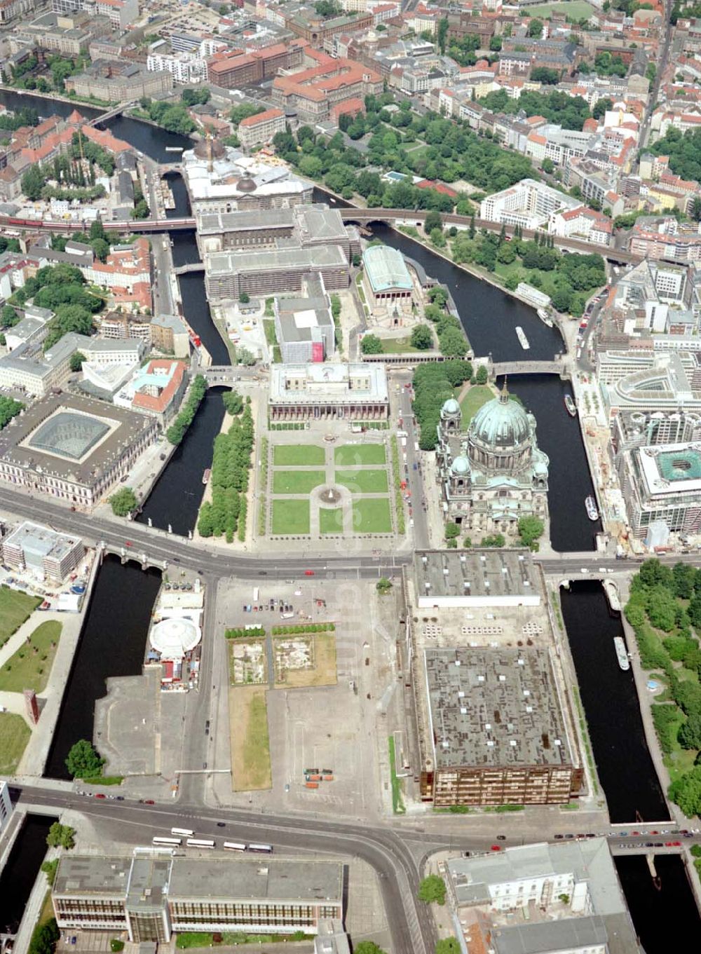 Luftaufnahme Berlin - Blick auf den Innenstadtbereich von Berlin - Mitte mit der Berliner Museumsinsel an der Spree und im Vordergrund den Palast der Republik