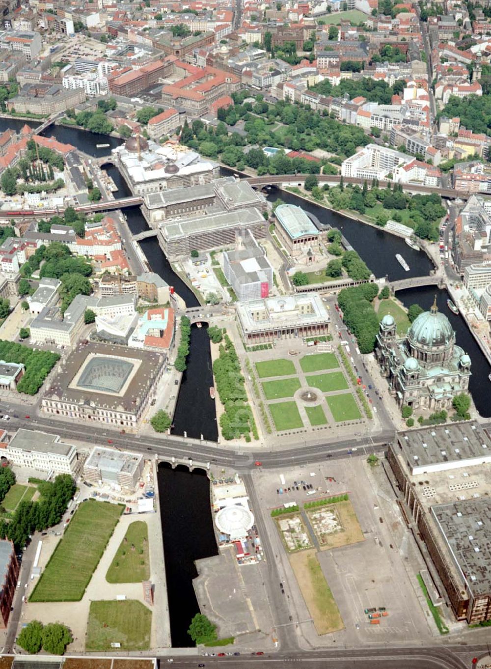 Berlin von oben - Blick auf den Innenstadtbereich von Berlin - Mitte mit der Berliner Museumsinsel an der Spree und im Vordergrund den Palast der Republik