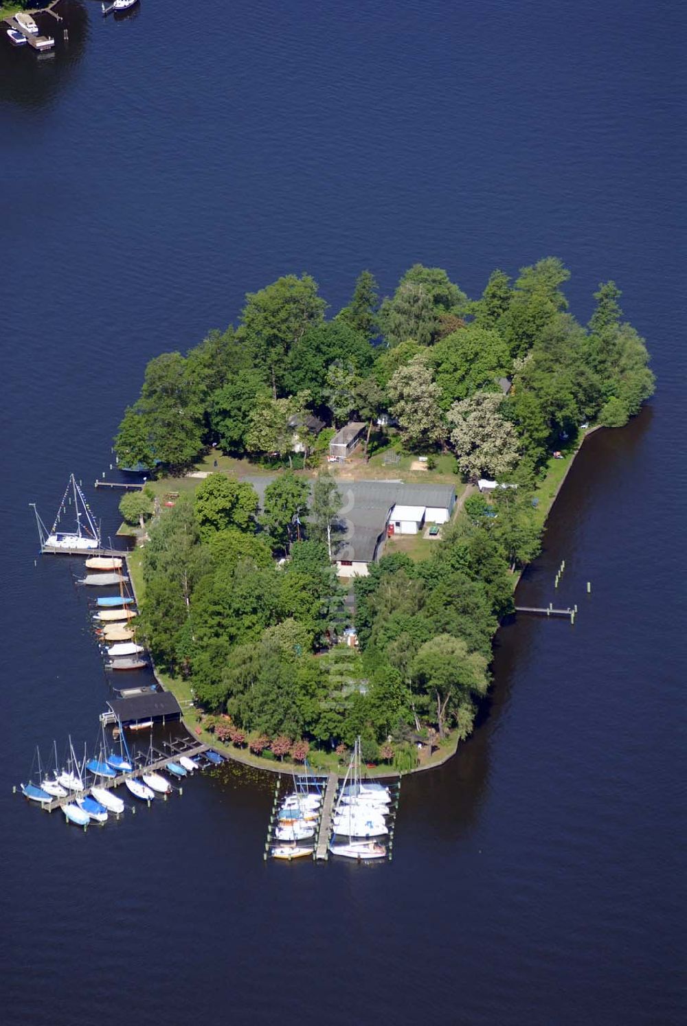 Luftaufnahme Rüdersdorf - Blick auf die Insel Großer Rohrwall im Langer See