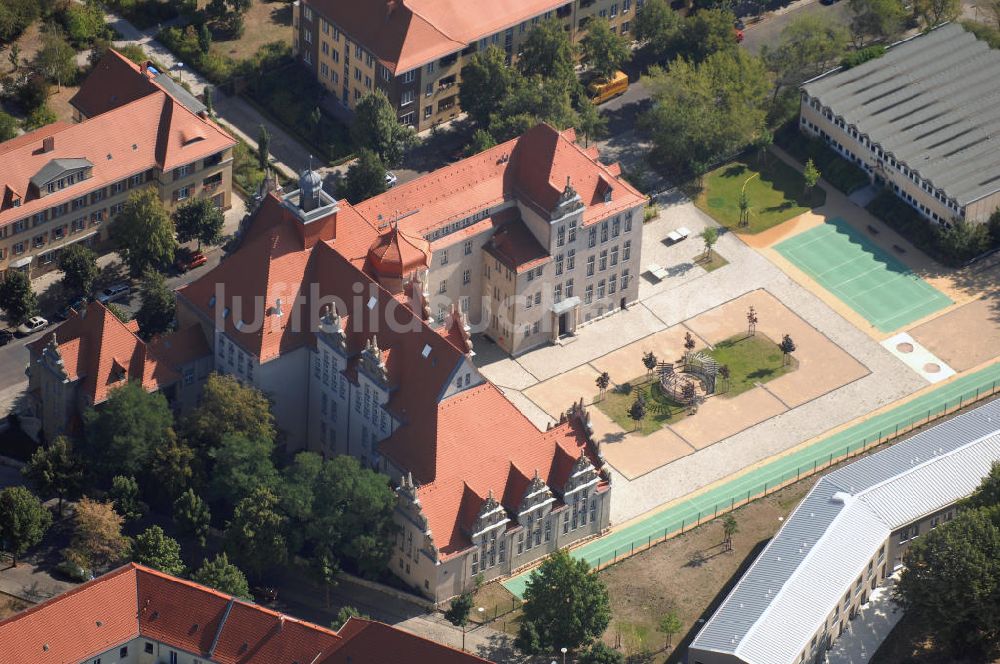 Luftaufnahme Berlin - Blick auf die Isaac-Newton-Oberschule in Berlin - Köpenick