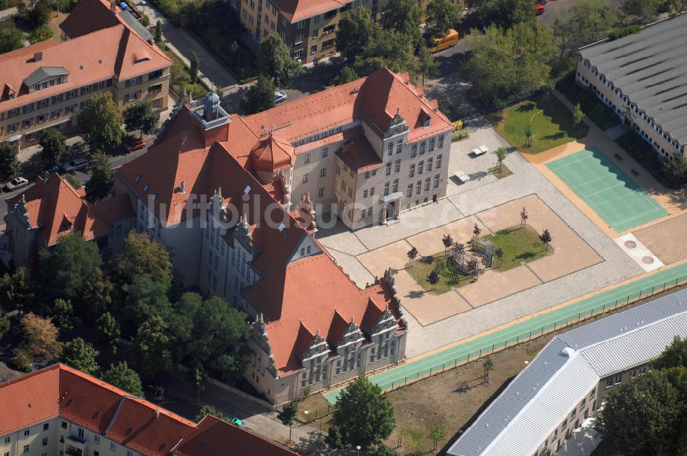 Berlin von oben - Blick auf die Isaac-Newton-Oberschule in Berlin - Köpenick