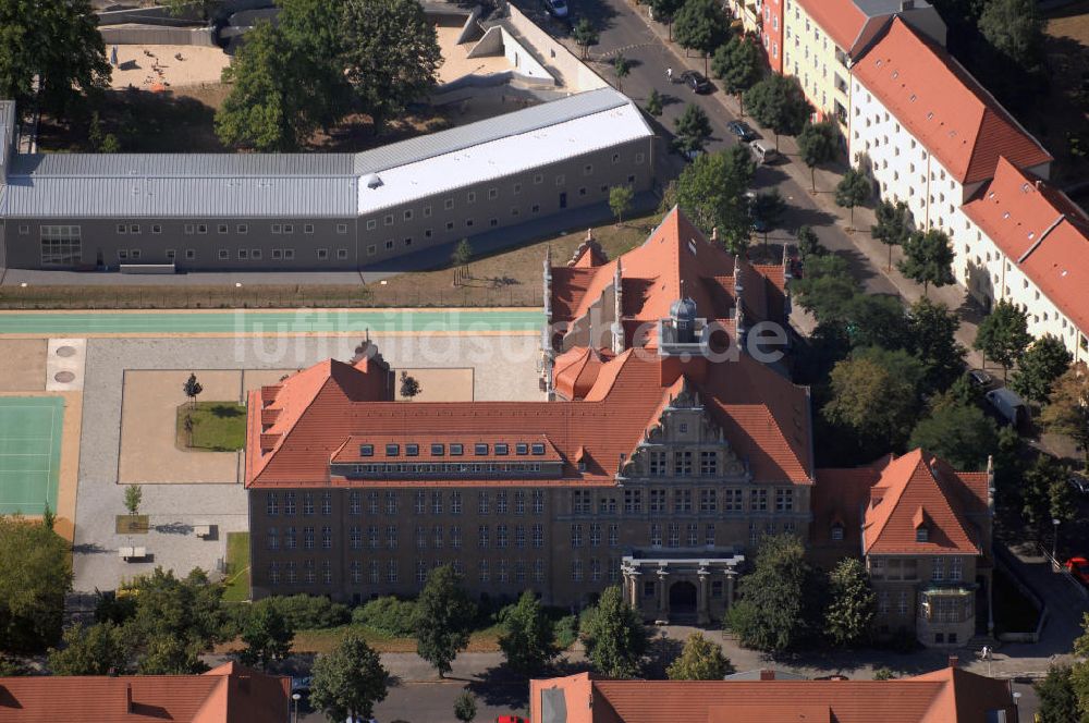 Luftbild Berlin - Blick auf die Isaac-Newton-Oberschule in Berlin - Köpenick