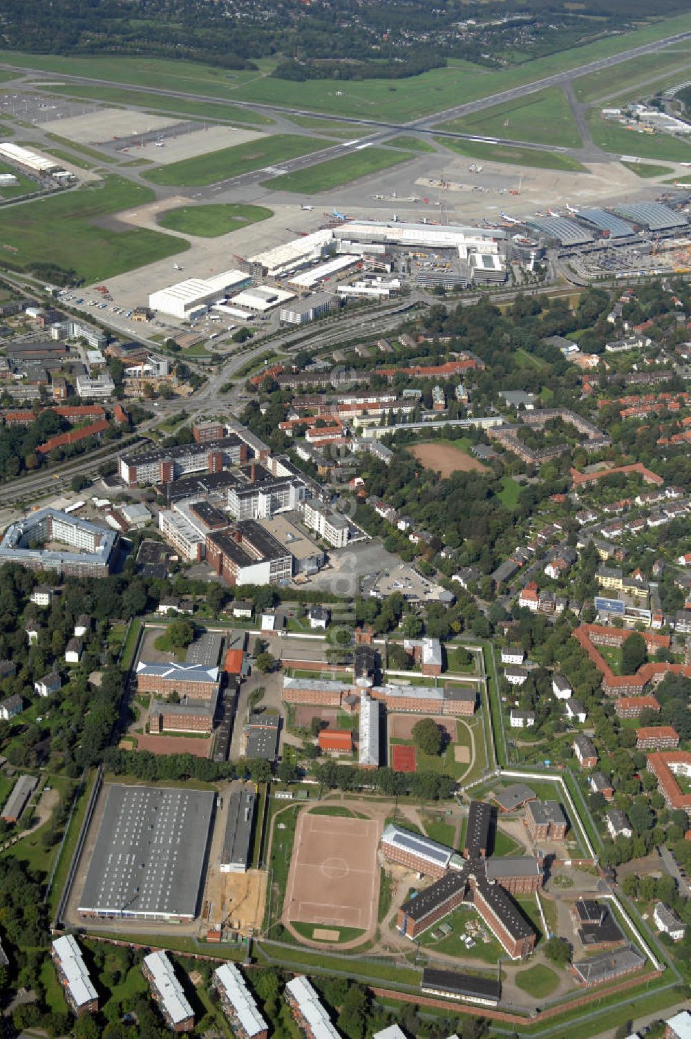 Luftbild Hamburg - Blick auf die JVA Fuhlsbüttel, Philips und den Flughafen in Hamburg