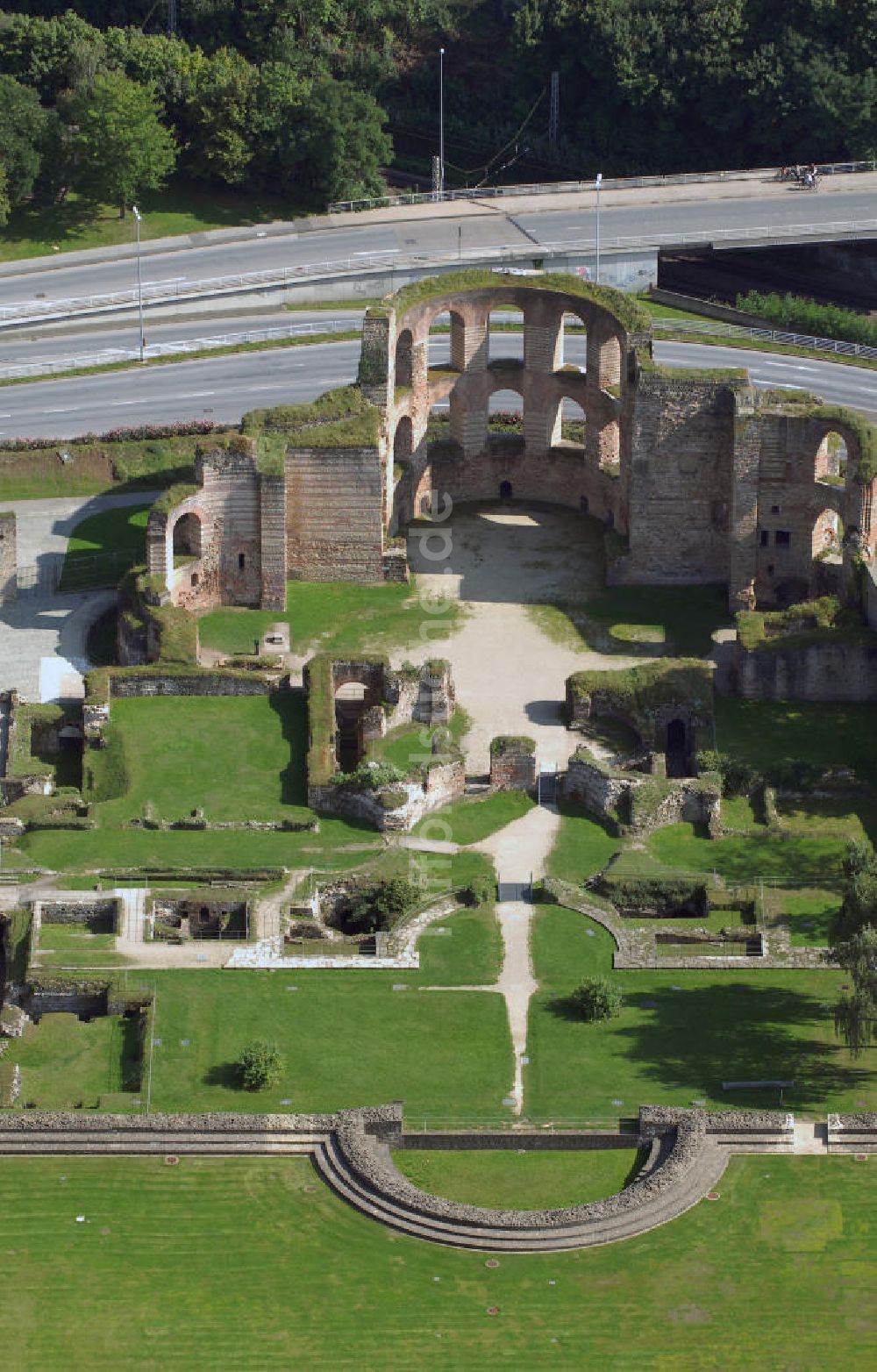 Luftbild Trier - Blick auf die Kaiserthermen in Trier