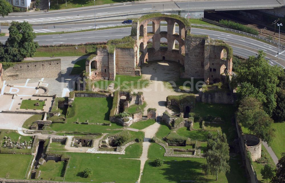 Luftaufnahme Trier - Blick auf die Kaiserthermen in Trier