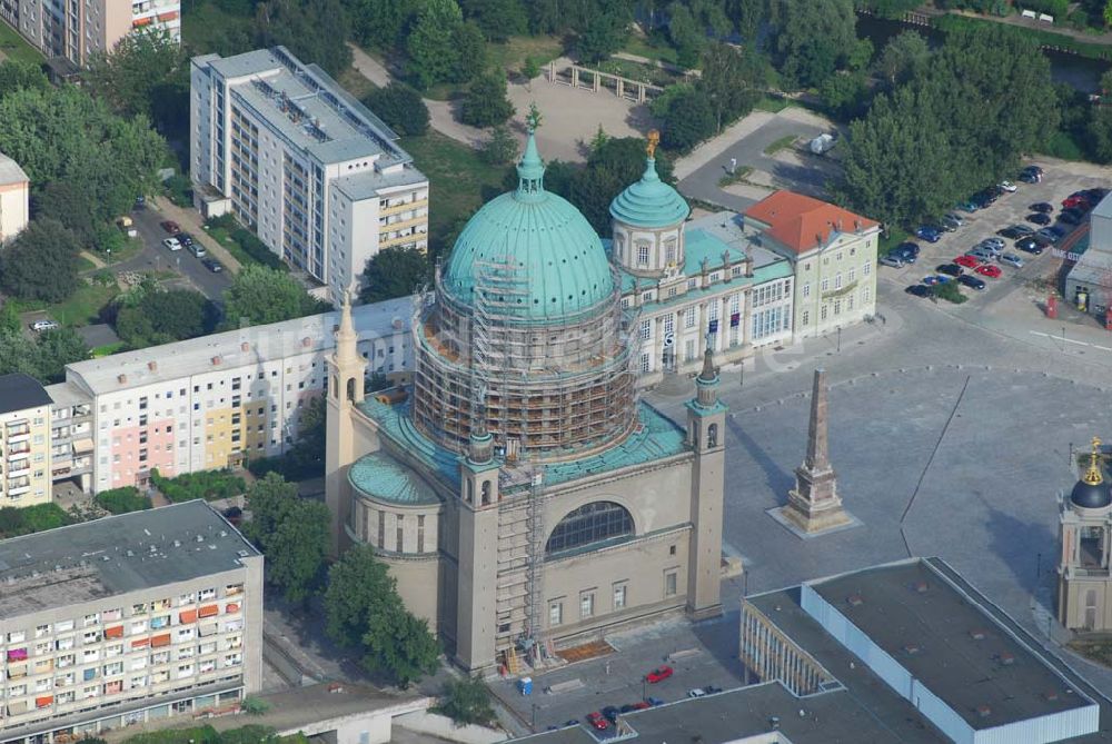 Potsdam aus der Vogelperspektive: Blick auf von Karl Friedrich Schinkel entworfene, eingerüstete Nikolaikirche am Alten Markt in Potsdam