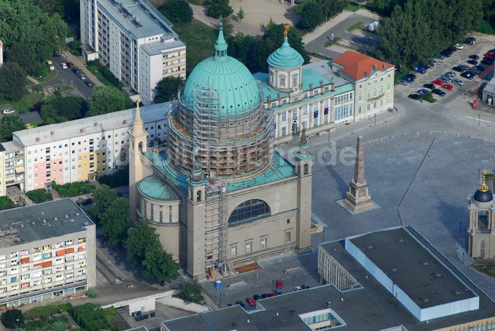 Luftbild Potsdam - Blick auf von Karl Friedrich Schinkel entworfene, eingerüstete Nikolaikirche am Alten Markt in Potsdam