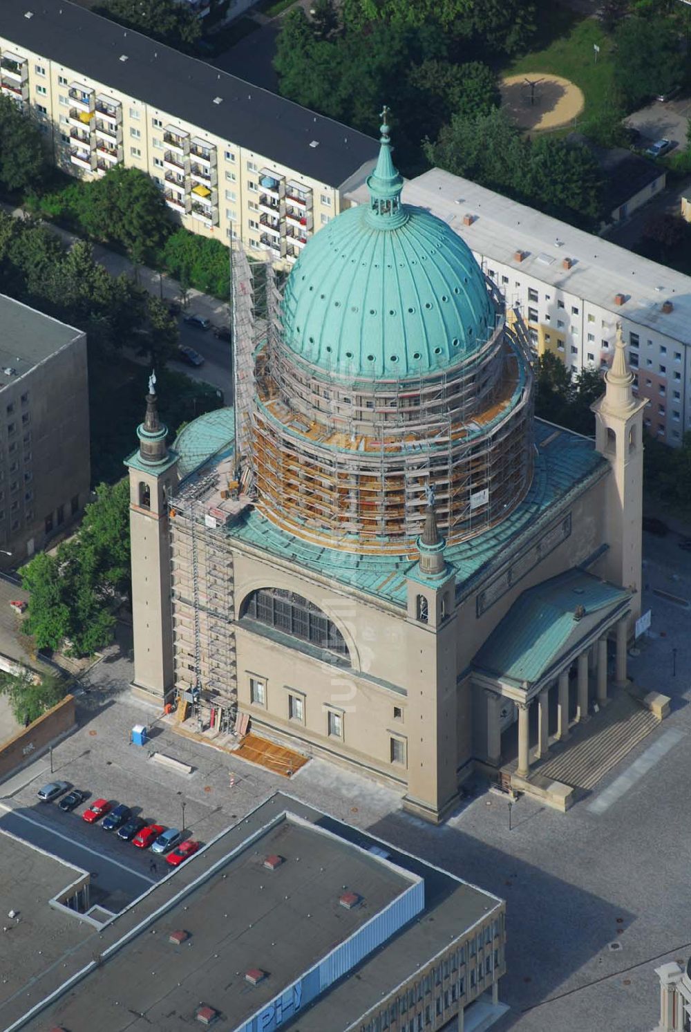 Potsdam von oben - Blick auf von Karl Friedrich Schinkel entworfene, eingerüstete Nikolaikirche am Alten Markt in Potsdam