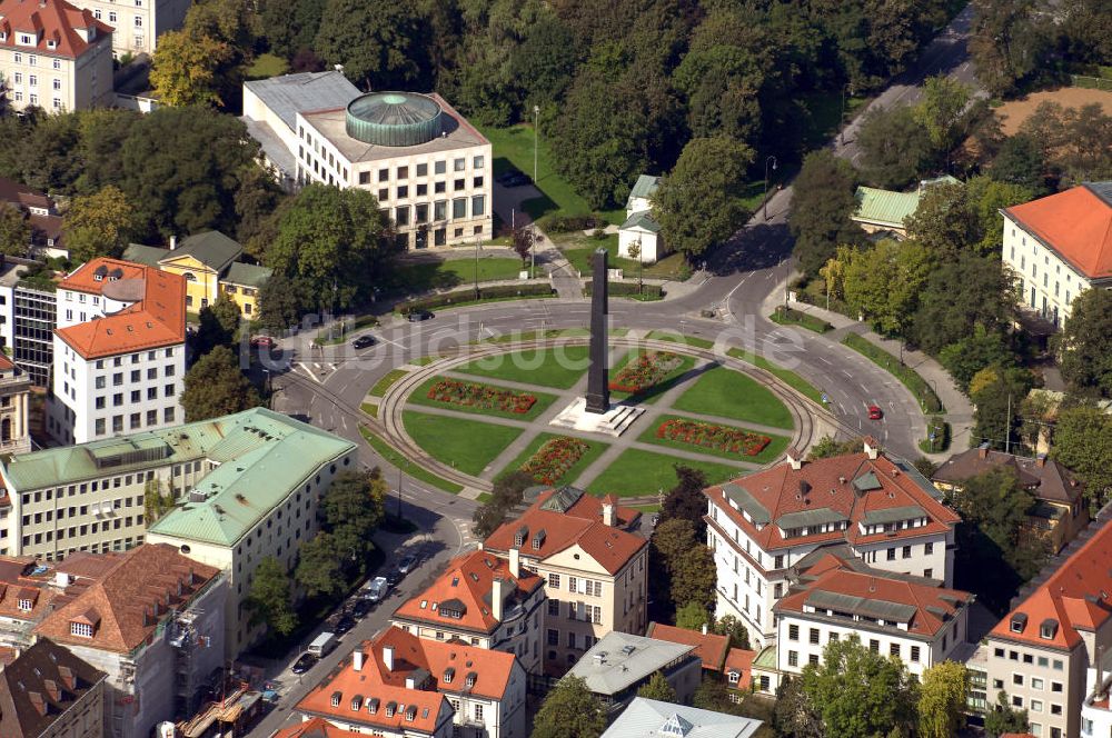 Luftaufnahme München - Blick auf den Karolinenplatz mit Obelisk, Amerika Haus, Staatssammlung für Anthropologie und das Institut für Völkerkunde