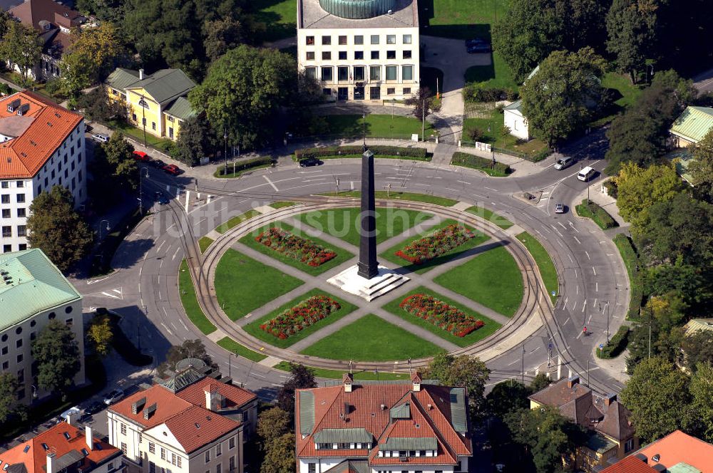 Luftbild München - Blick auf den Karolinenplatz mit Obelisk, Amerika Haus, Staatssammlung für Anthropologie und das Institut für Völkerkunde