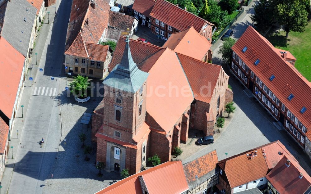 Lenzen (Elbe) aus der Vogelperspektive: Blick auf die St.-Katharinen-Kirche in Lenzen (Elbe) im Bundesland Brandenburg