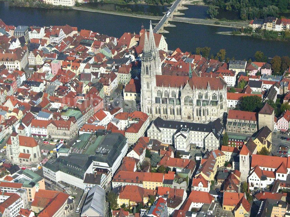 Regensburg ( Bayern ) aus der Vogelperspektive: Blick auf die Kathedrale St. Peter