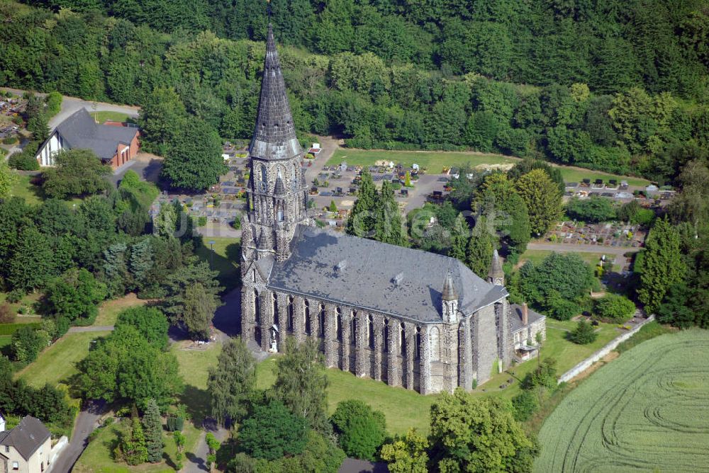 KOBLENZ von oben - Blick auf die Katholische Pfarrkirche St. Mauritius mit Friedhof in Koblenz Rübenach