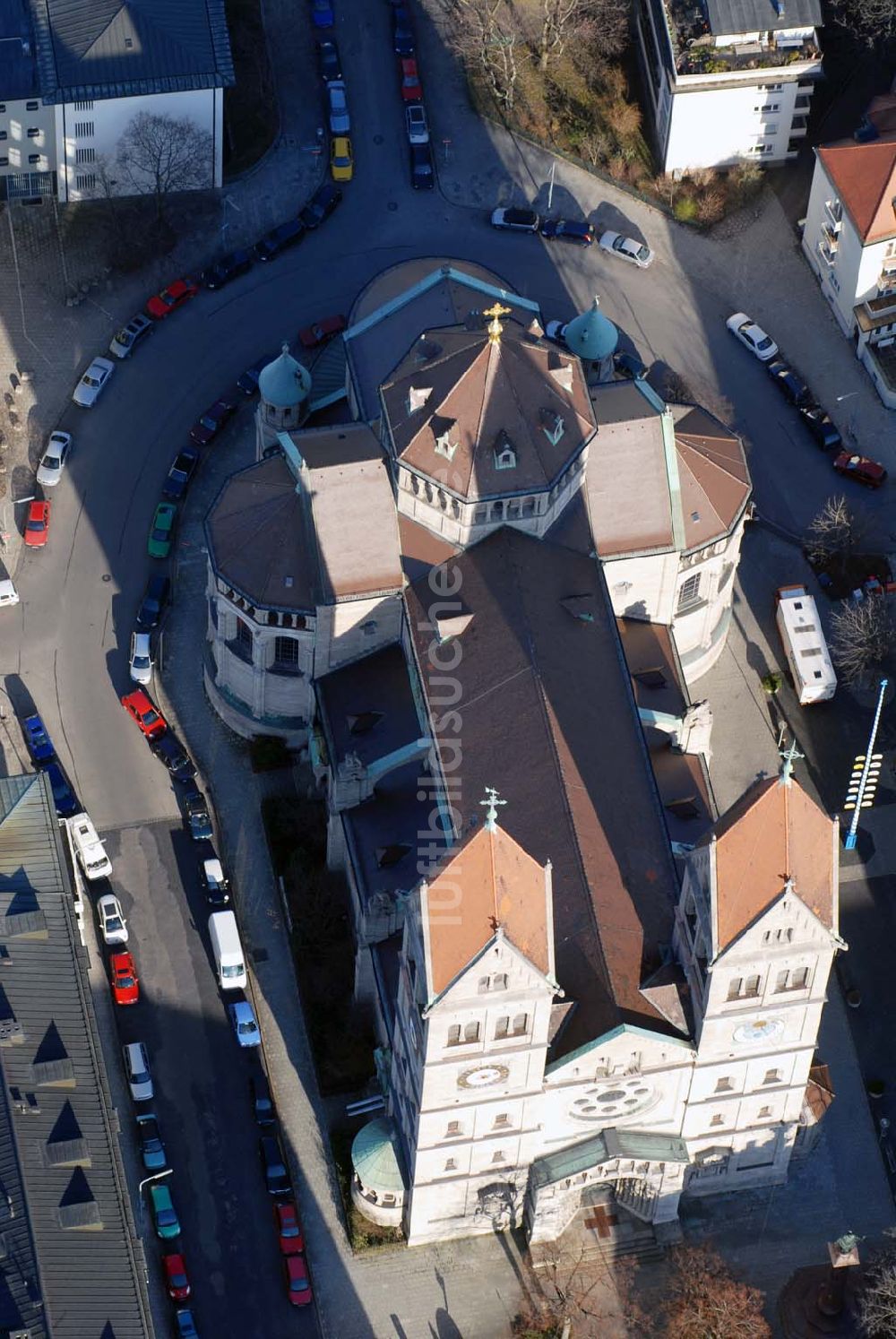 Luftbild München - Blick auf die Kirche St. Benno in München