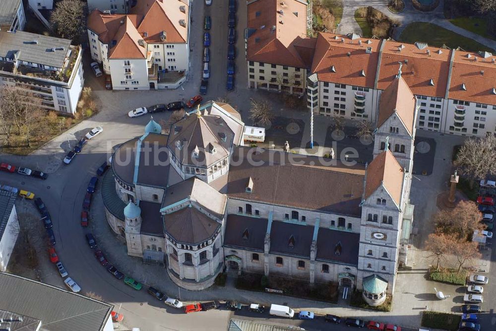 München von oben - Blick auf die Kirche St. Benno in München