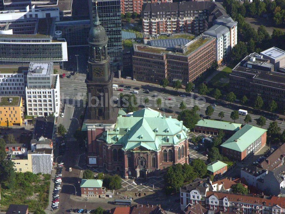 Hamburg aus der Vogelperspektive: Blick auf die Kirche St. Michaelis