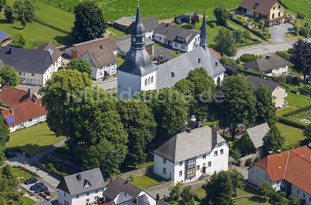 Luftaufnahme Rüthen - Blick auf die Kirche des Ortes Rüthen in Nordrhein-Westfalen