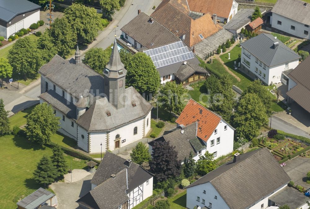 Rüthen von oben - Blick auf die Kirche des Ortes Rüthen in Nordrhein-Westfalen