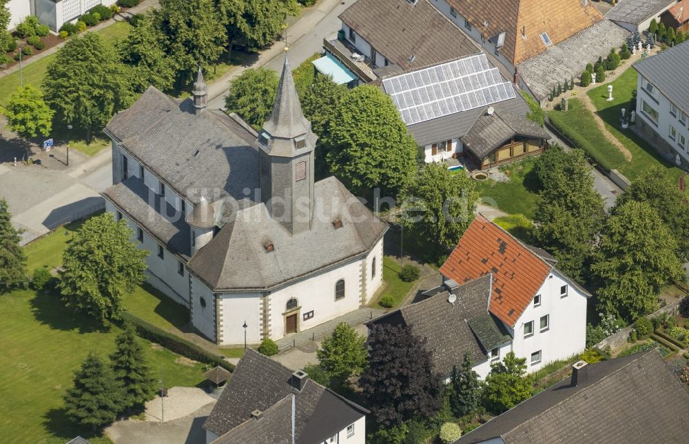 Rüthen aus der Vogelperspektive: Blick auf die Kirche des Ortes Rüthen in Nordrhein-Westfalen