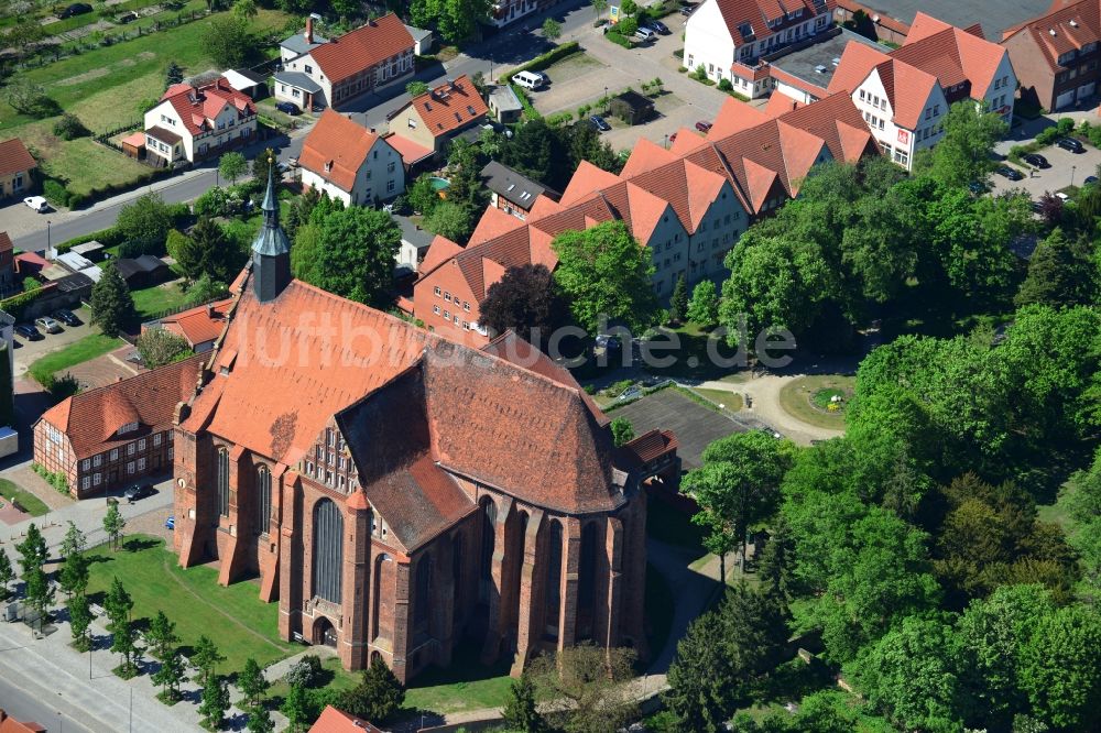 Luftaufnahme Bad Wilsnack - Blick auf die Kirche Wunderblutkirche St. Nikolai in Bad Wilsnack im Bundesland Brandenburg