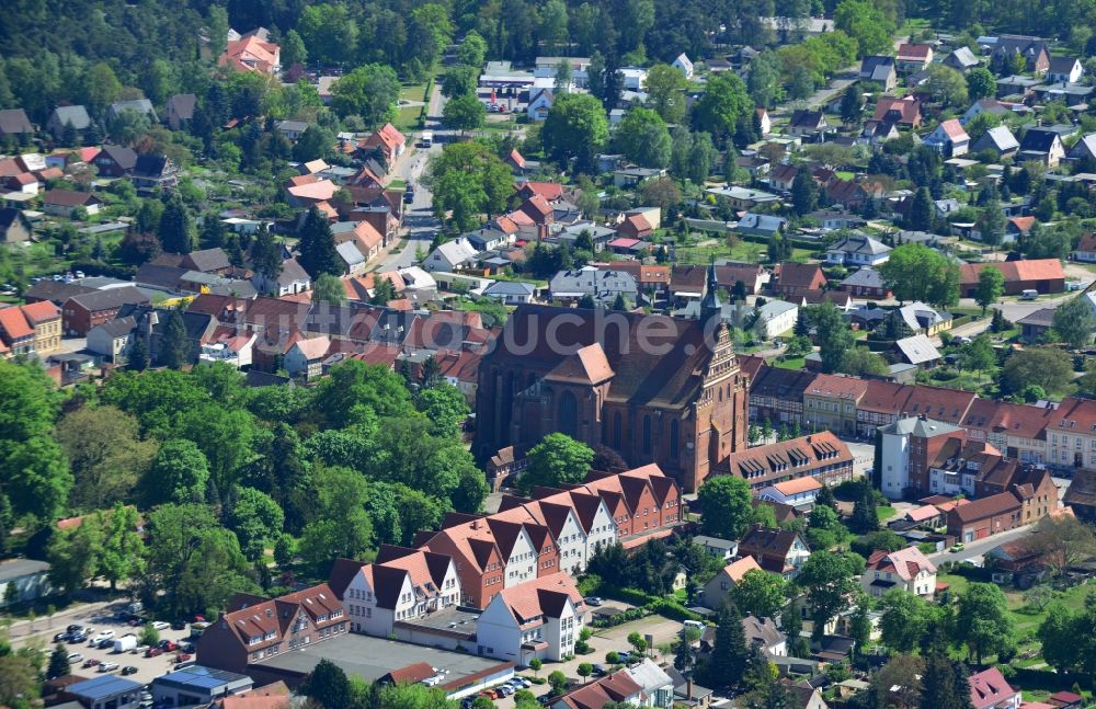 Luftaufnahme Bad Wilsnack - Blick auf die Kirche Wunderblutkirche St. Nikolai in Bad Wilsnack im Bundesland Brandenburg