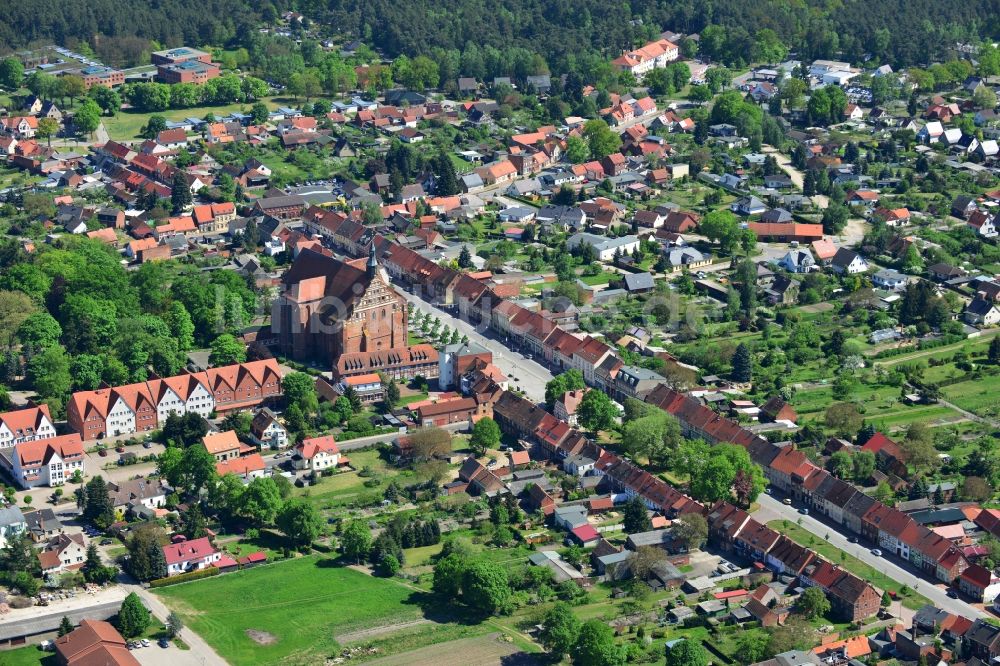 Bad Wilsnack von oben - Blick auf die Kirche Wunderblutkirche St. Nikolai in Bad Wilsnack im Bundesland Brandenburg