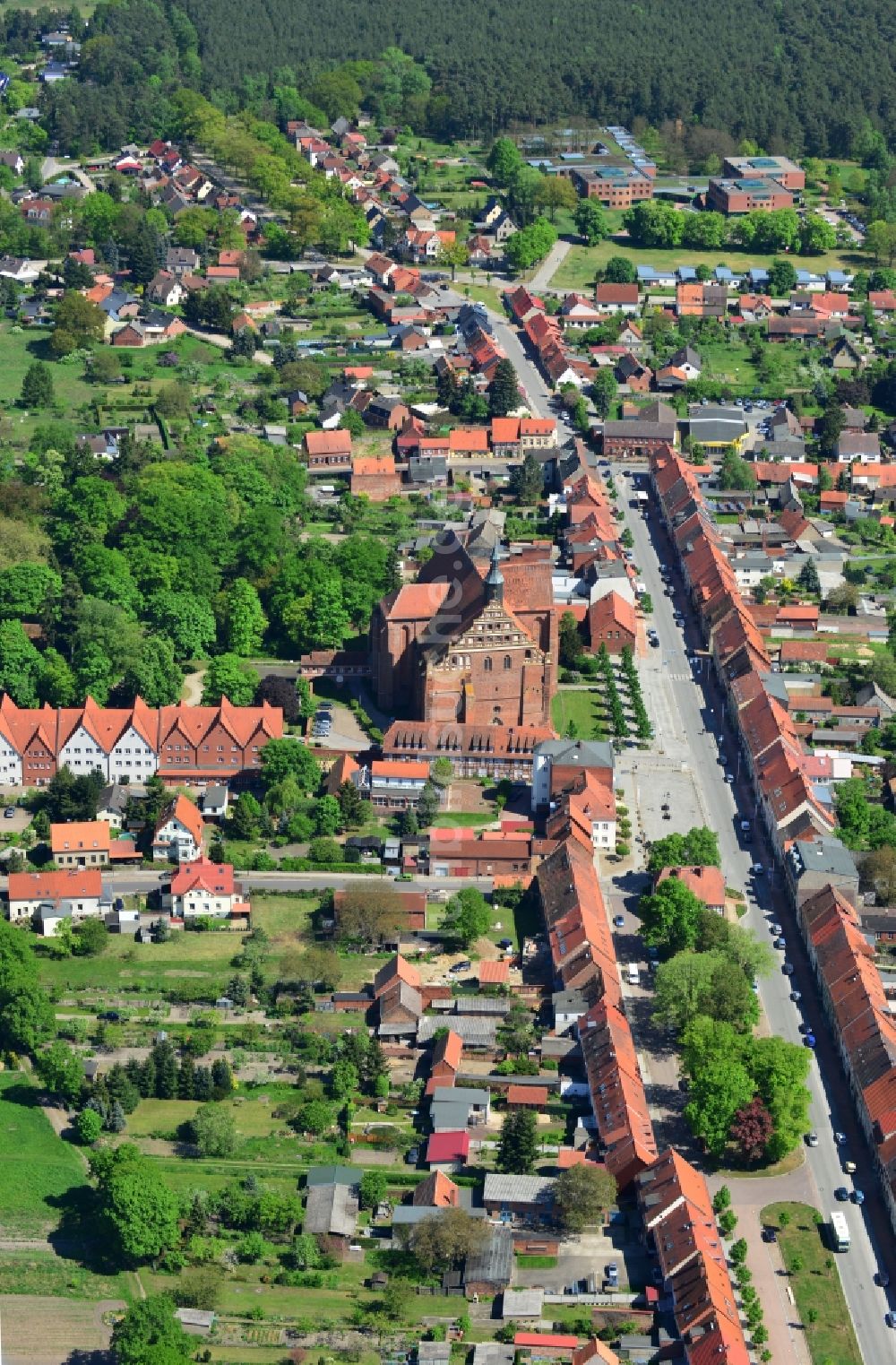 Bad Wilsnack aus der Vogelperspektive: Blick auf die Kirche Wunderblutkirche St. Nikolai in Bad Wilsnack im Bundesland Brandenburg