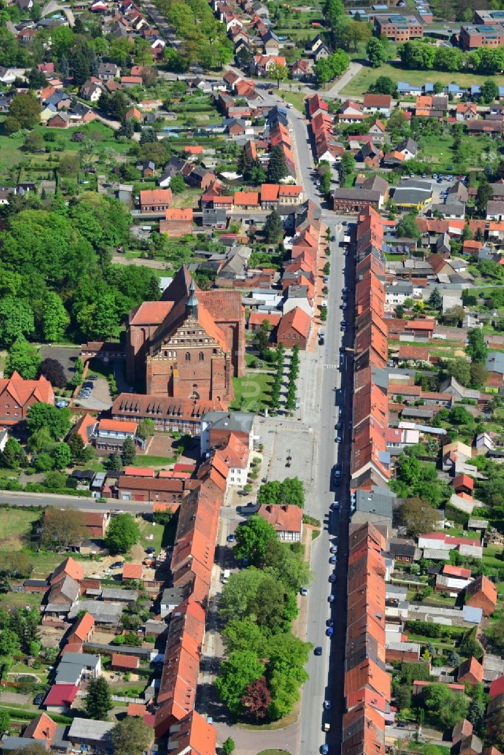 Luftbild Bad Wilsnack - Blick auf die Kirche Wunderblutkirche St. Nikolai in Bad Wilsnack im Bundesland Brandenburg