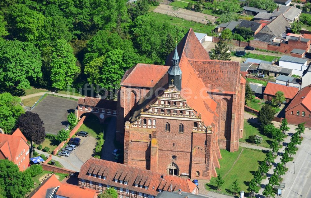 Luftaufnahme Bad Wilsnack - Blick auf die Kirche Wunderblutkirche St. Nikolai in Bad Wilsnack im Bundesland Brandenburg