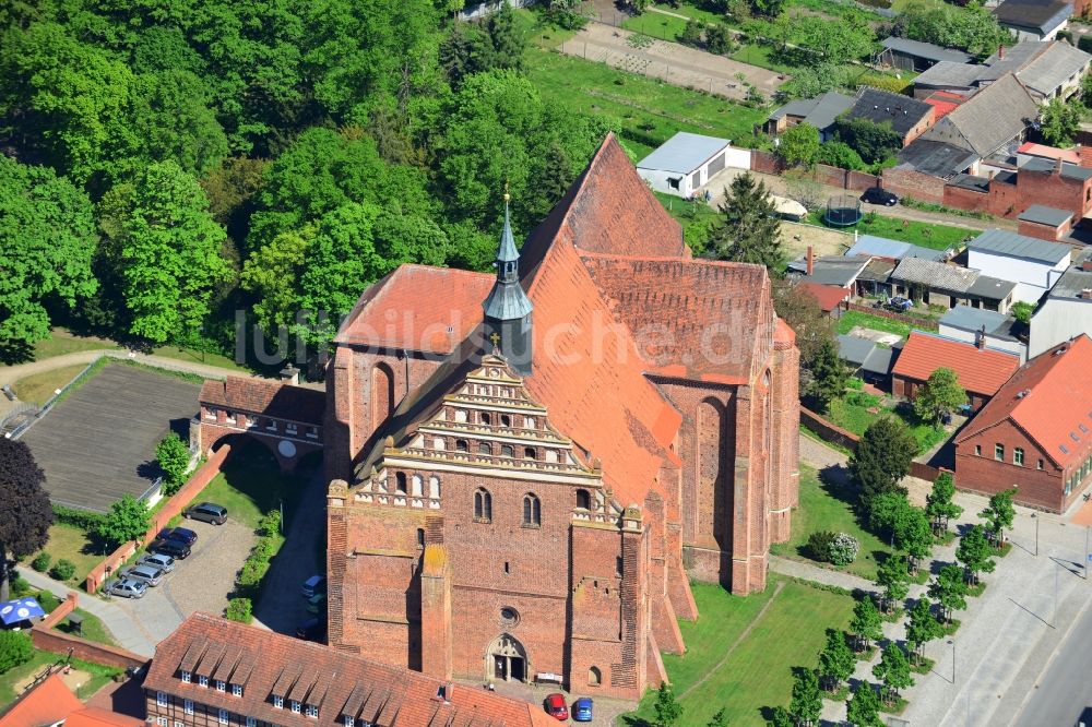 Bad Wilsnack von oben - Blick auf die Kirche Wunderblutkirche St. Nikolai in Bad Wilsnack im Bundesland Brandenburg