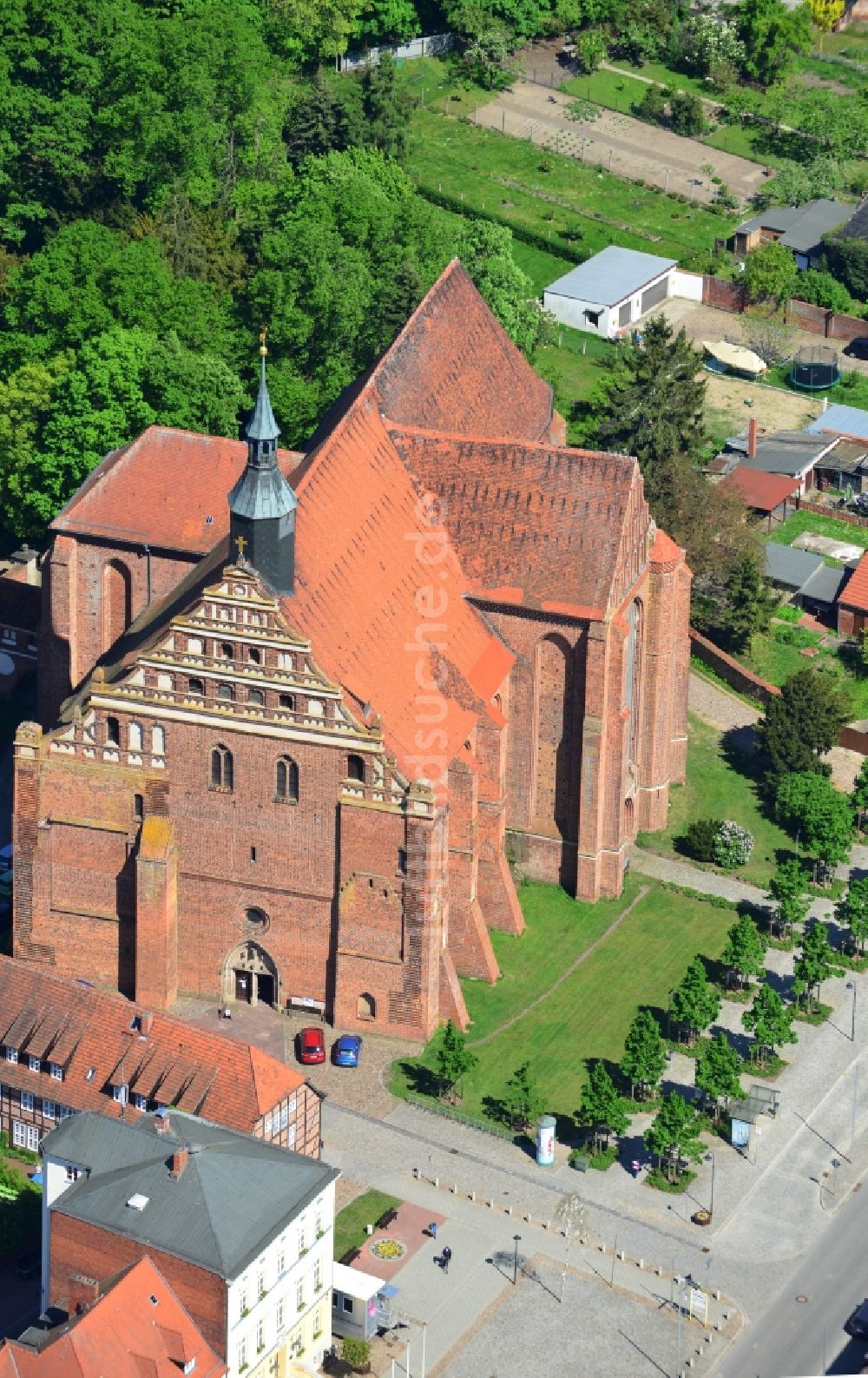 Bad Wilsnack aus der Vogelperspektive: Blick auf die Kirche Wunderblutkirche St. Nikolai in Bad Wilsnack im Bundesland Brandenburg