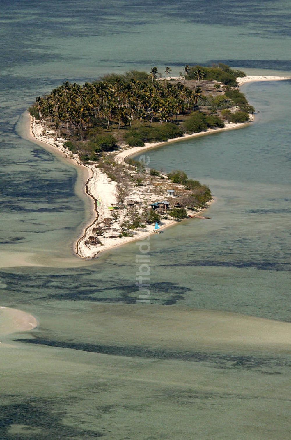 Alaminos von oben - Blick auf eine kleine Insel bei Santiago Island