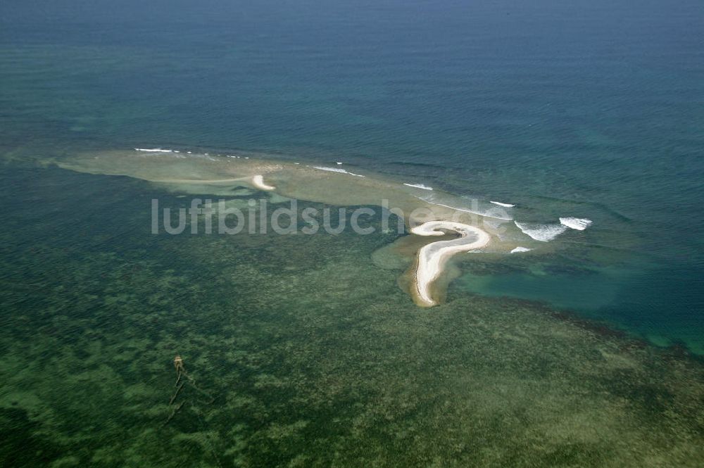 Alaminos von oben - Blick auf eine kleine Insel bei Santiago Island