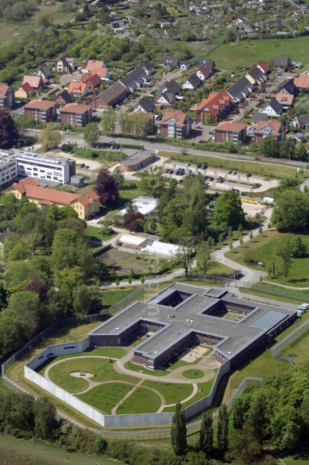 Rostock aus der Vogelperspektive: Blick auf die Klinik für Forensische Psychiatrie in Rostock