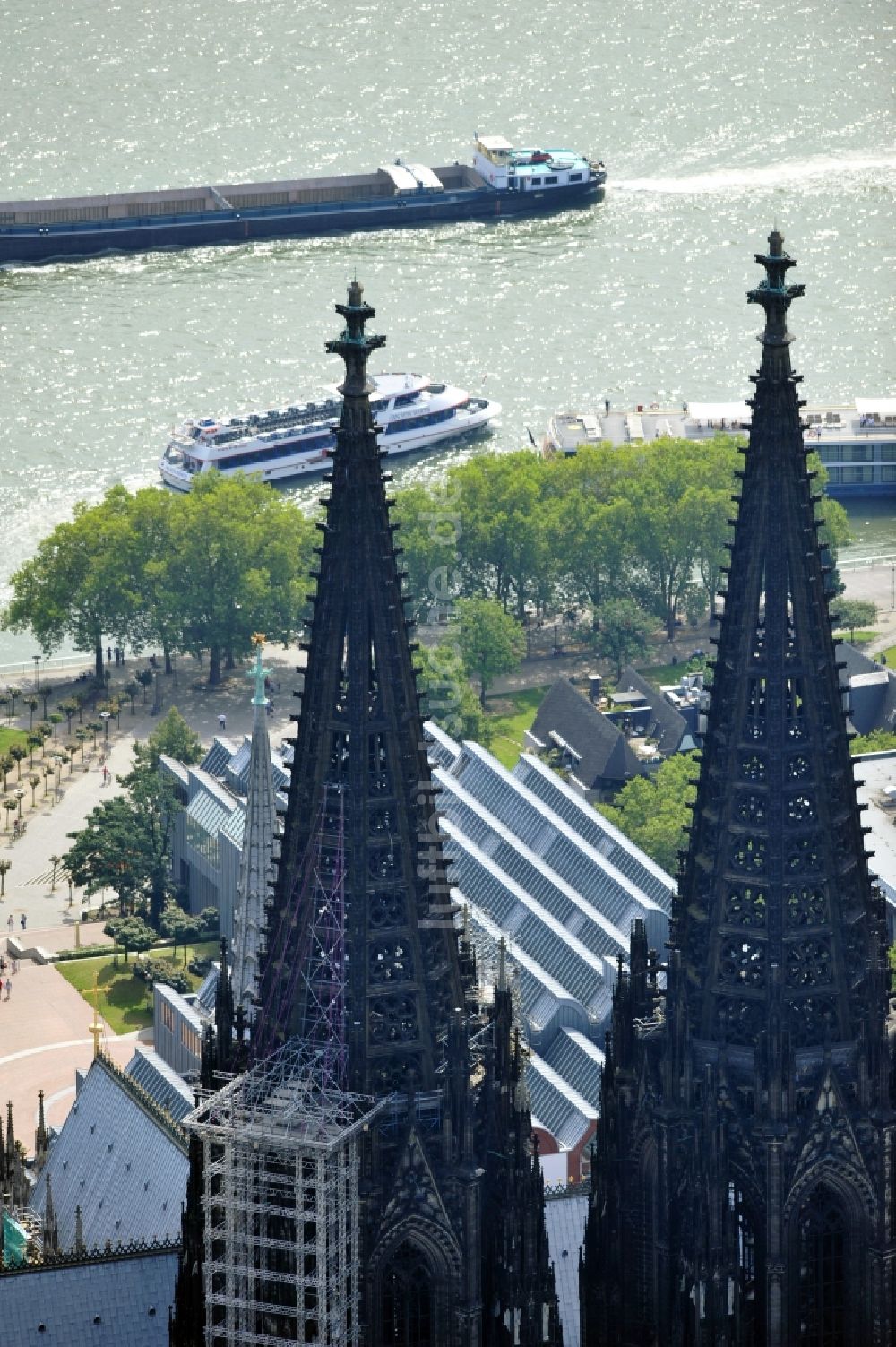 Luftbild Köln - Blick auf den Kölner Dom mit Gerüsten am Nordturm